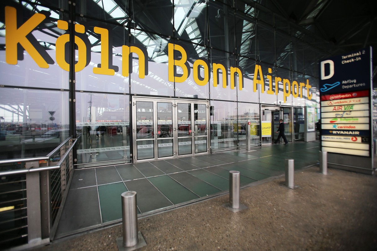 epa05188986 Lettering reads 'Koeln Bonn Airport' (Cologne-Bonn airport) over the entrance to Terminal 2 of Cologne-Bonn airport in Cologne, Germany, 01 March 2016. A young woman bypassed a s ...