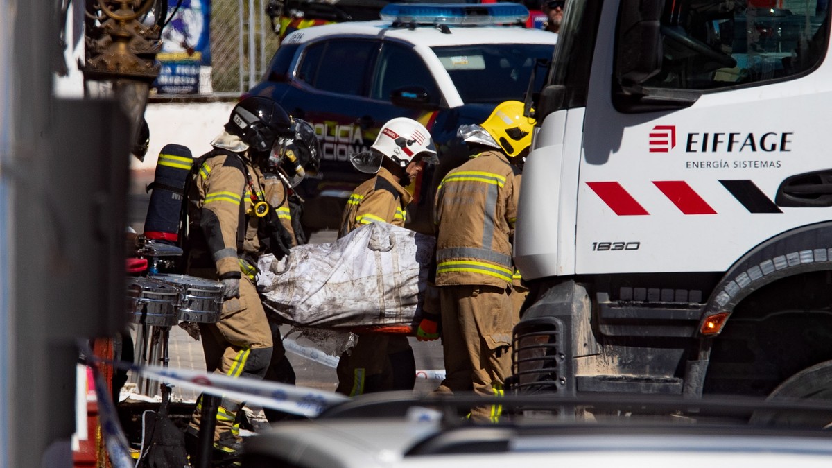 epaselect epa10893586 Firefighters take out a covered stretcher from a nightclub after a fire broke out in Murcia, southeastern Spain, 01 October 2023. At least seven people died and four others were  ...