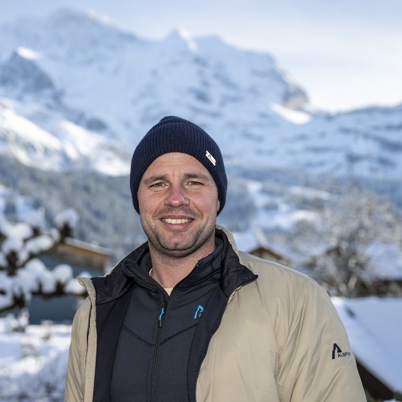 Beat Feuz, ehemaliger Skirennfahrer und heutiger SRF-Co Moderator posiert vor dem Jungfraumassiv, am Mittwoch, 10. Januar 2024, in Wengen. Ab morgen Donnerstag finden hier die 94. Internationalen Laub ...