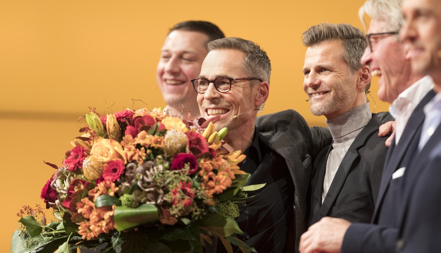 Matthias Hueppi, SRF-Sportmoderator, Mitte, zusammen mit SRF-Fussballexperte Alain Sutter, rechts, waehrend seiner letzten Sportpanorama-Sendung in den SRF-Studios in Zuerich Oerlikon, am Sonntag, 17. ...