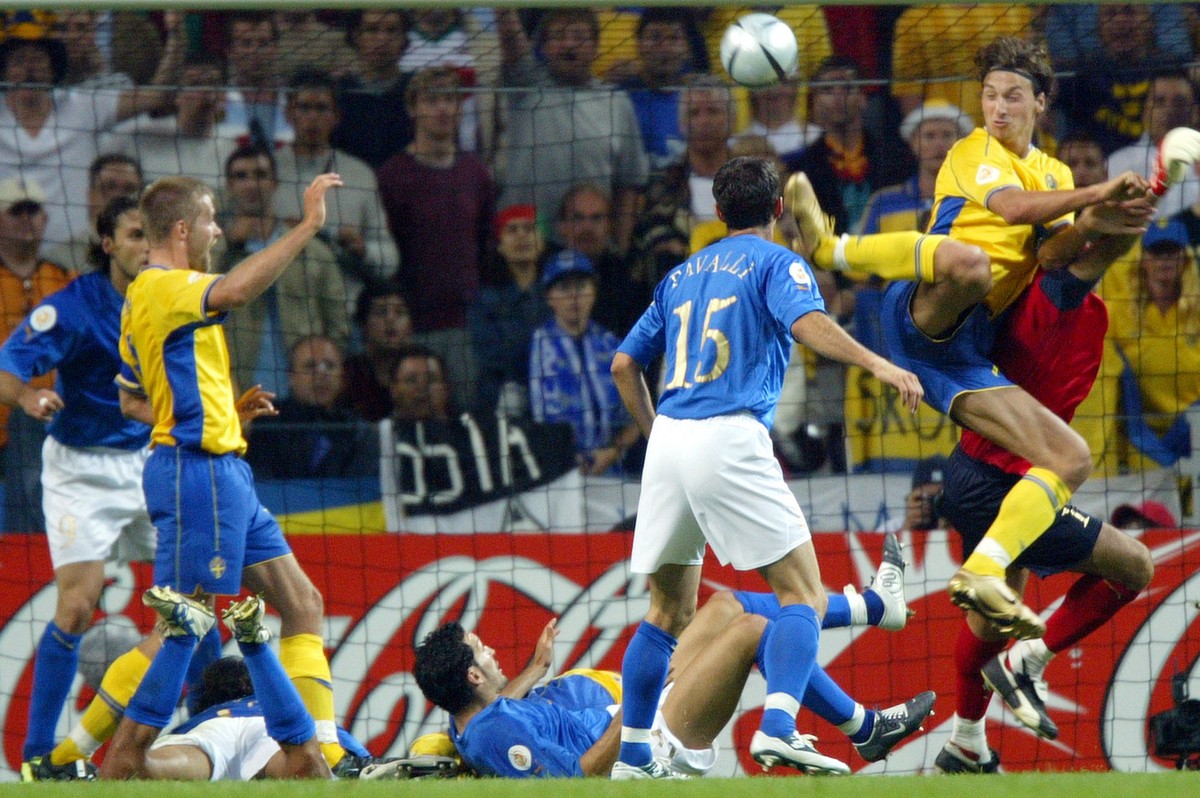 JAHRESRUECKBLICK 2004 - SPORT - AKROBATISCHES TOR VON ZLATAN IBRAHIMOVIC: Sweden's Zlatan Ibrahimovic, second from right, scores with a back heal against Italy's goalie Gianluigi Buffon, rig ...