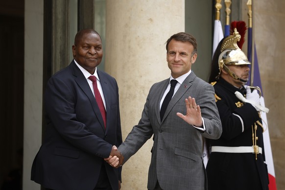 epa11284045 French President Emmanuel Macron (C) gestures as he welcomes Central African Republic (CAR) President Faustin-Archange Touadera (L) upon his arrival before a working lunch at the Elysee Pa ...