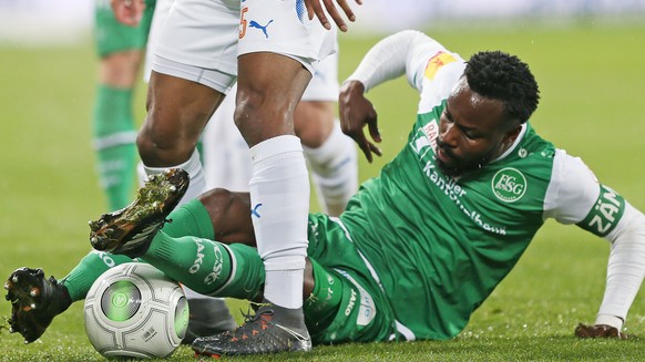 GC Spieler Souleyman Doumbia, links, im Kampf um den Ball gegen den St. Galler Captain Nzuzi Toko, rechts, beobachtet von Marco Aratore, am Bildrand, aufgenommen am Samstag, 17. Maerz 2018, beim Fussb ...