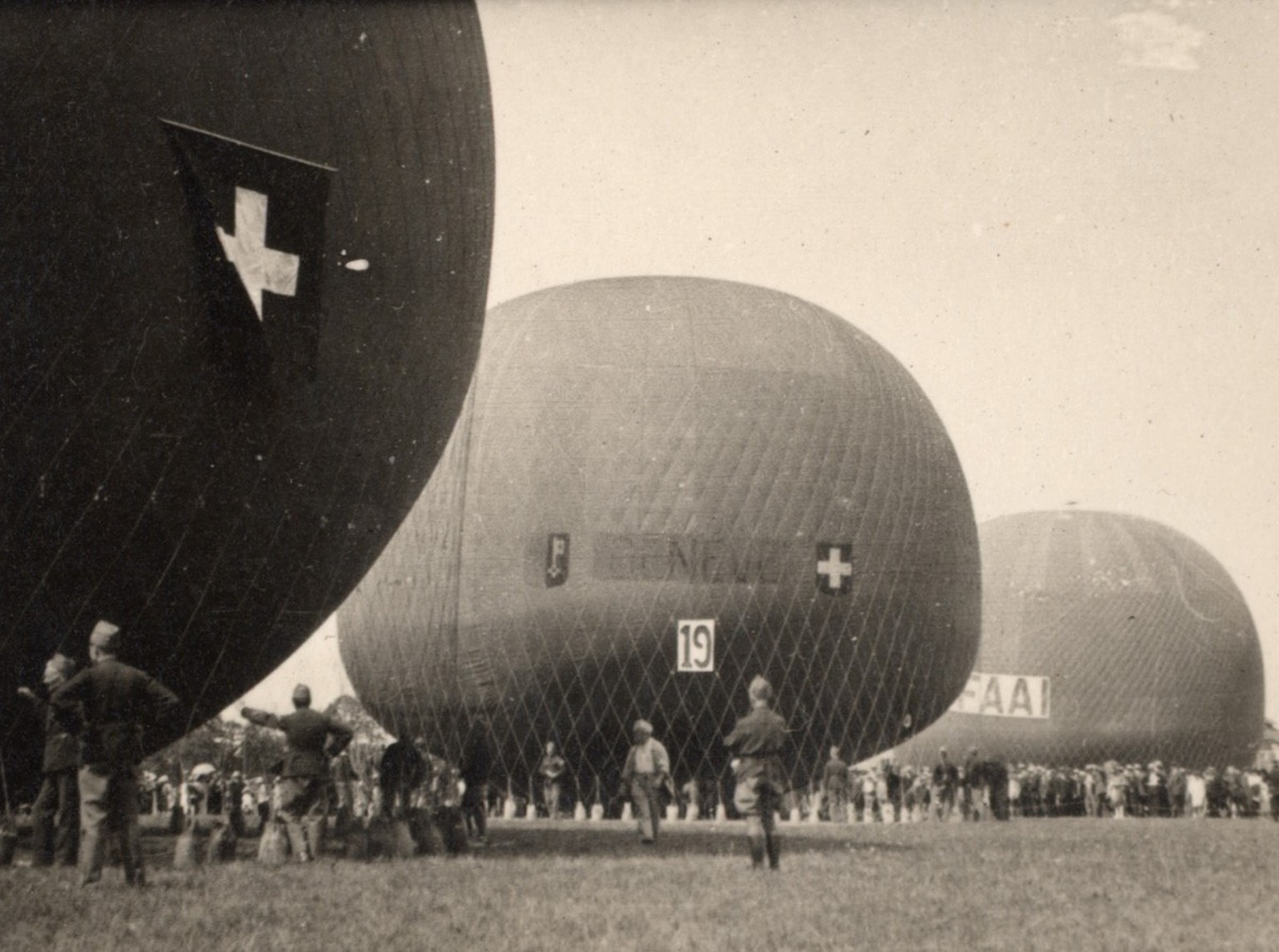 Startvorbereitungen der Ballons in Genf, August 1922.
https://permalink.nationalmuseum.ch/100172107