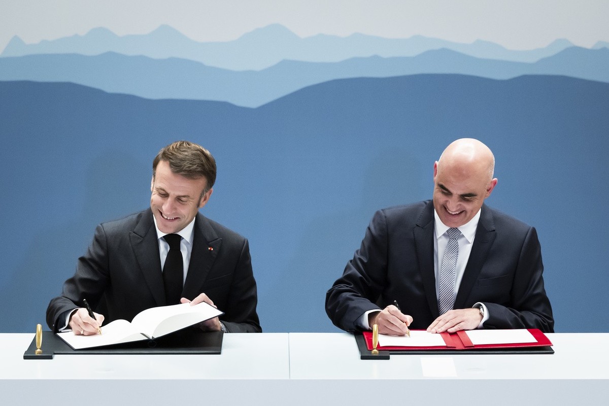 French President Emmanuel Macron, left, and Swiss Federal President Alain Berset sign a memorandum in Bern, Switzerland, on Wednesday, November 15, 2023. French President Emanuel Macron Macron and his ...