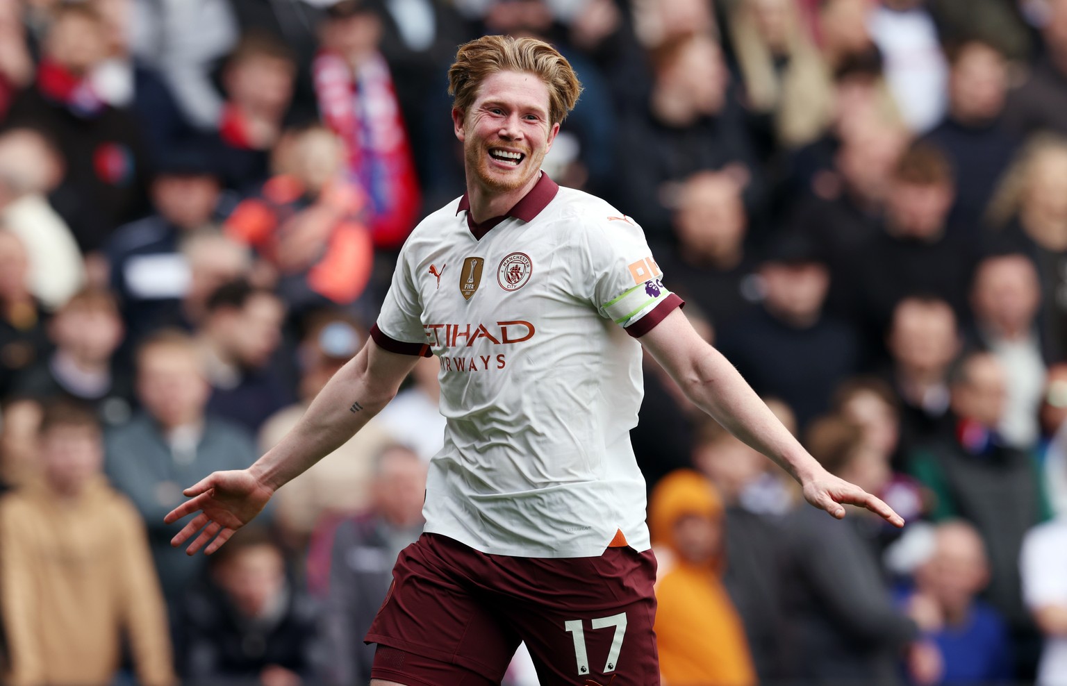 epa11262204 Man City?s Kevin De Bruyne celebrates after scoring the 4-1 lead during the English Premier League soccer match between Crystal Palace and Manchester City in London, Britain, 06 April 2024 ...