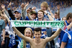 Die Fans feiern Zwolles Cup-Triumph.