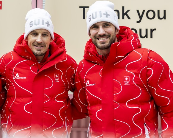 Patrick Fischer, centre, head coach of the Swiss national ice hockey team, poses with his players Andrea Glauser, left, and Roman Josi, right, during a press conference of Switzerlands ice hockey tea ...