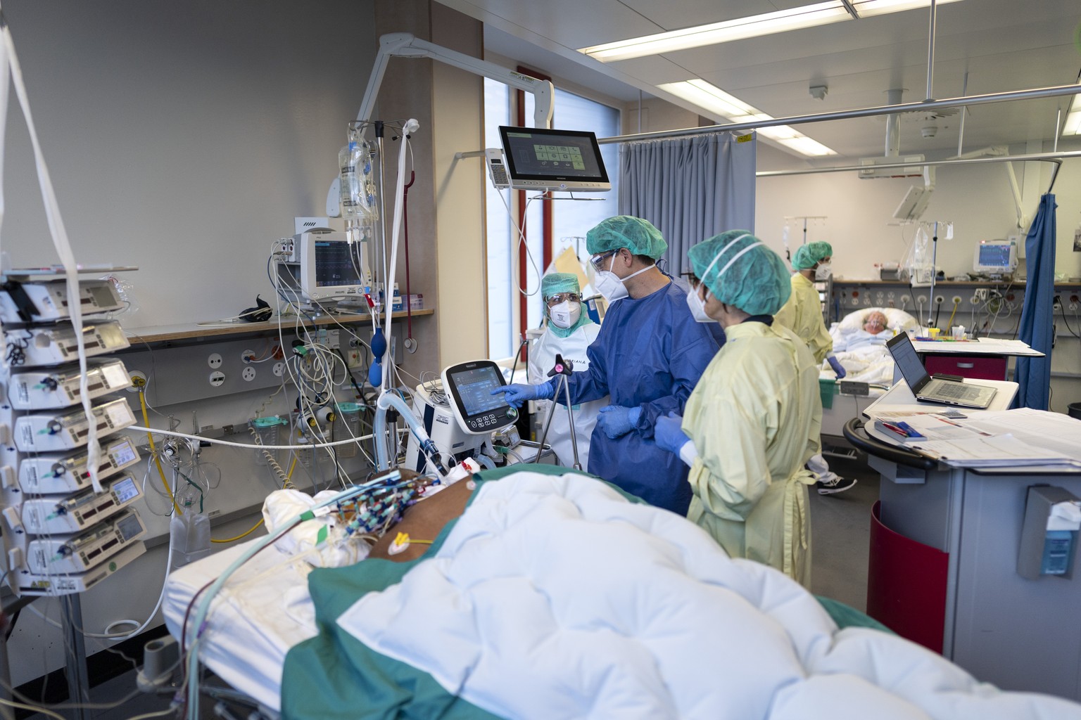 Aerzte und Pflegende kuemmern sich um Covid-Patienten auf der Covid-19-Intensivabteilung im Stadtspital Triemli am 10. Dezember 2020 in Zuerich. (KEYSTONE/Gaetan Bally)