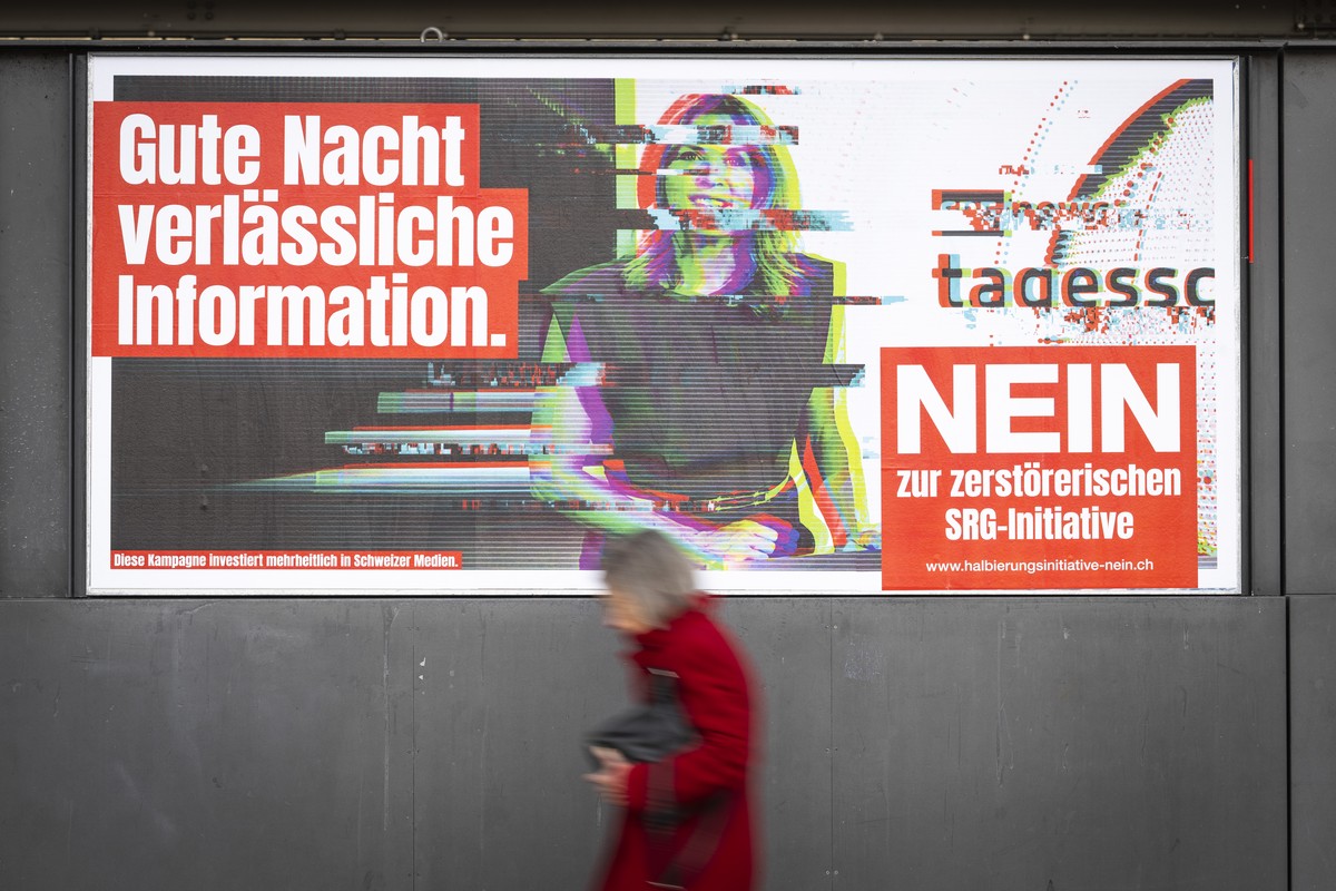 Ein Abstimmungsplakat vom ueberparteilichen Komitee "Nein zur Halbierungsinitiative" mit dem Slogan "Gute Nacht verlaessliche Information" wirbt fuer ein Nein zur SRG-Halbierungsin ...