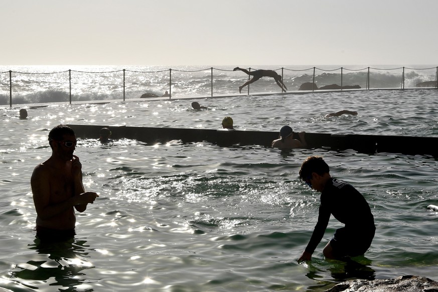 epa07288852 Beachgoers cool off at Bronte Beach in Sydney, New South Wales (NSW), Australia, 16 January 2019. Parts of NSW were already nudging 40 degrees Celsius before 9am as heatwave conditions swe ...