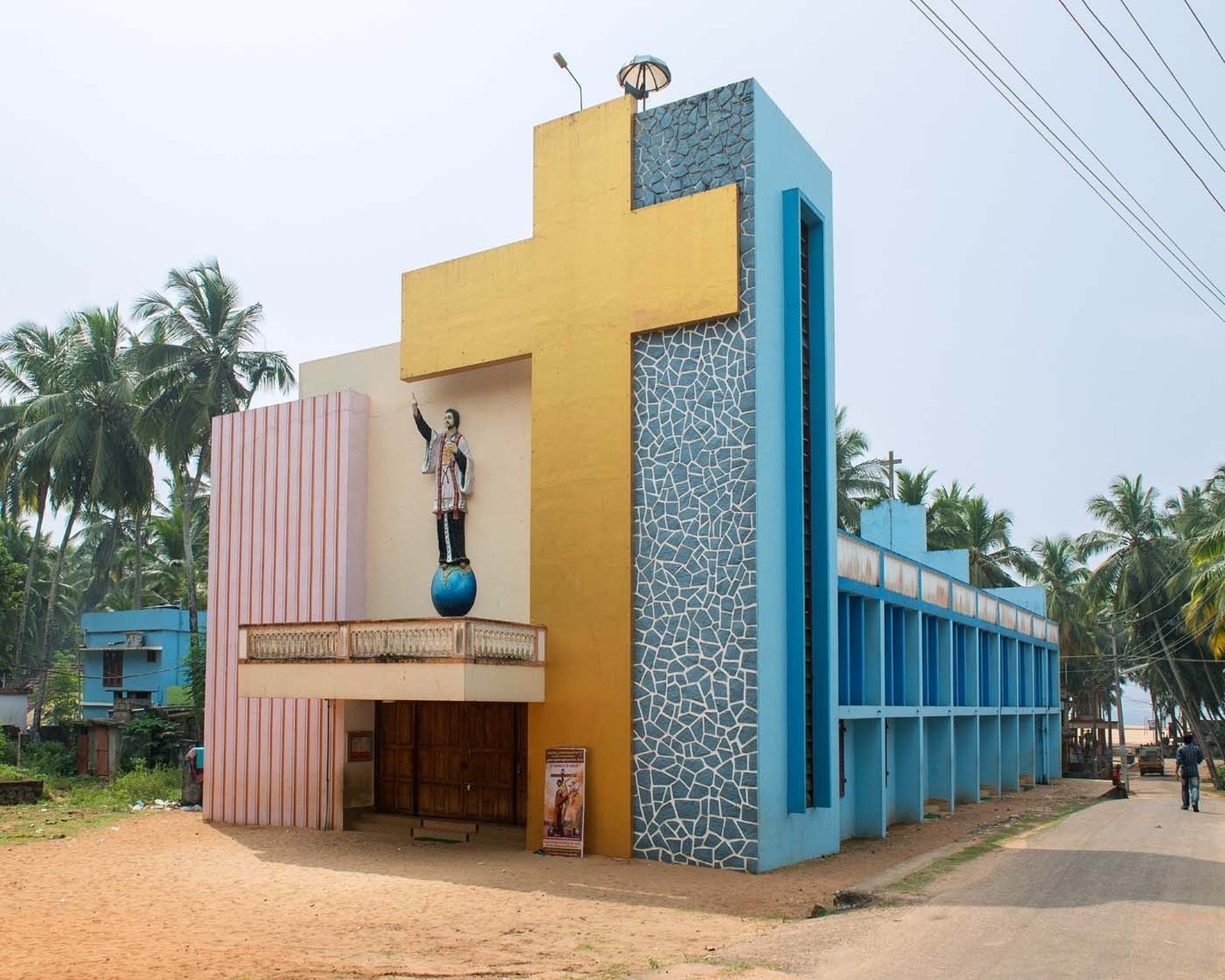 Hybrid Modernism. Churches in Kerala
2014- 2016



Nach der Unabhängigkeit im Jahr 1947 wollte sich die indische Kirche vom historisierenden Baustil der Kolonialherren differenzieren und nahm moderne  ...