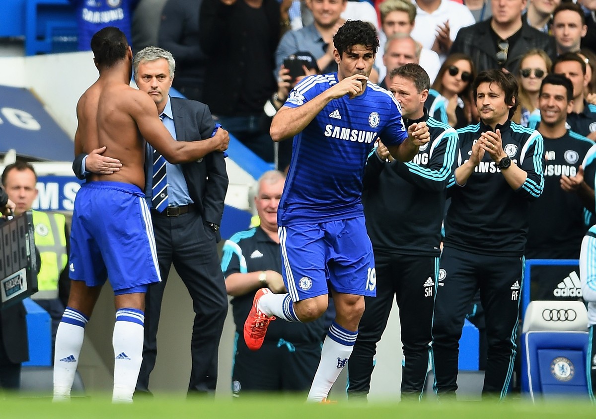 Umarmung von Coach José Mourinho nach Drogbas letzter Auswechslung für die Blues.