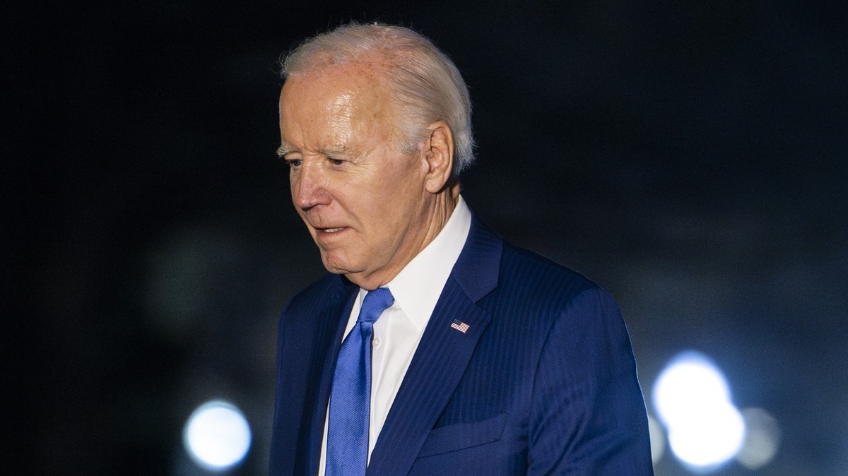 epa11135462 US President Joe Biden returns to the White House from campaign fundraisers in New York City in Washington, DC, USA, 07 February 2024. President Biden ignored a shouted question from the m ...