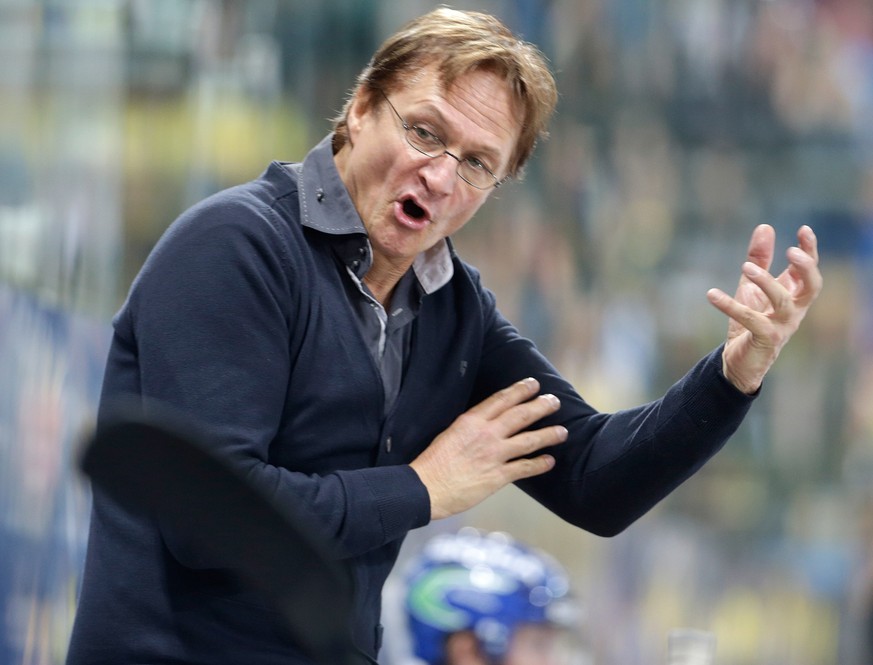 Der HCD-Trainer Arno del Curto feuert seine Mannschaft an beim Eishockeyspiel der National League A zwischen dem HC Davos und dem HC Fribourg-Gotteron am Samstag, 13. September 2014, in der Vaillant-A ...