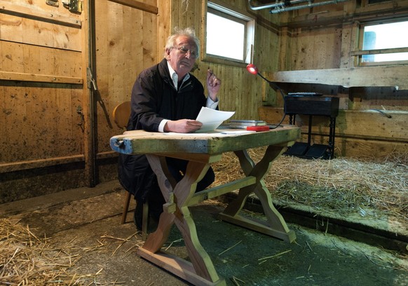 Der Schweizer Schriftsteller Peter Bichsel starb 9 Tage vor seinem 90. Geburtstag in Solothurn. Hier ist er 2011 während einer Lesung in einem Kuhstall auf Alp Morgeten im Simmental zu sehen.
