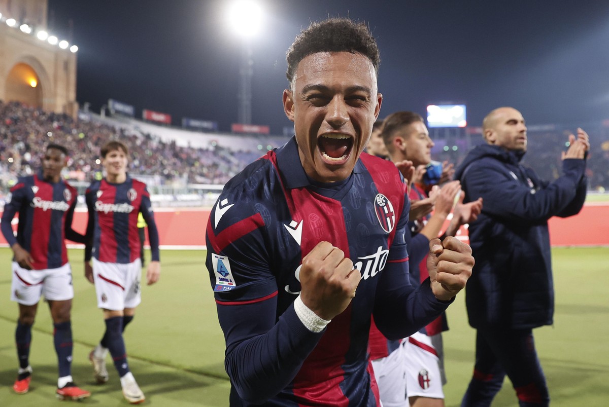 epa11034894 Bologna's player Dan Ndoye celebrates winning the Italian Serie A soccer match Bologna FC vs AS Roma at Renato Dall'Ara stadium in Bologna, Italy, 17 December 2023. EPA/ELISABETT ...