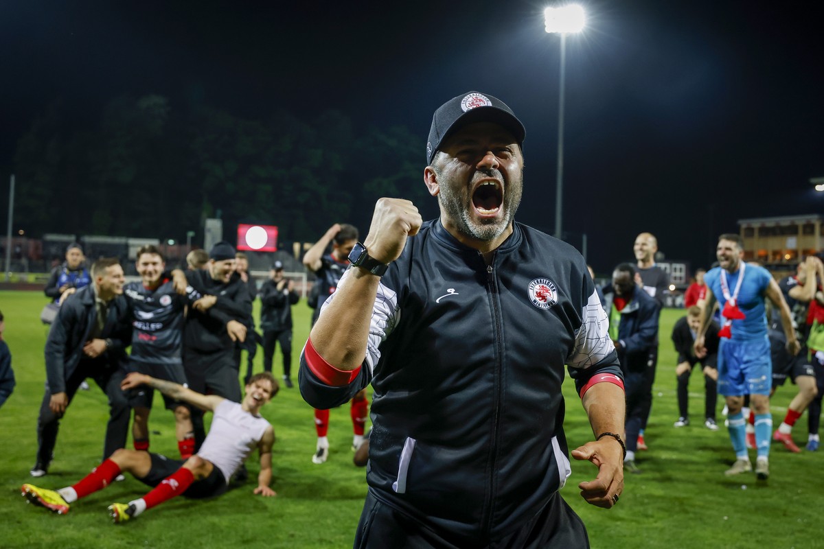 KEYPIX - Trainer Uli Forte (FCW) jubelt waehrend dem Meisterschaftsspiel der Super League zwischen dem FC Winterthur und dem FC Sion am Donnerstag, 22. Mai 2025, auf der Schuetzenwiese in Winterthur.  ...