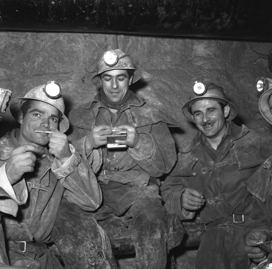 Mineure der Kraftwerke Hinterrhein feiern eine Weihnachtsmesse, aufgenommen im Jahr 1959. (KEYSTONE/PHOTOPRESS-ARCHIV/Str)