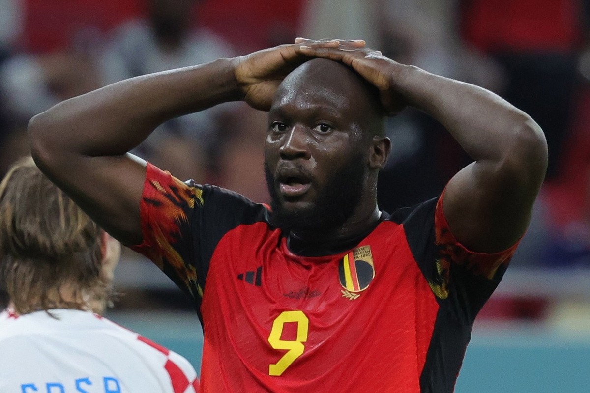 epa10341952 Romelu Lukaku of Belgium reacts after a chance hit the post during the FIFA World Cup 2022 group F soccer match between Croatia and Belgium at Ahmad bin Ali Stadium in Doha, Qatar, 01 Dece ...