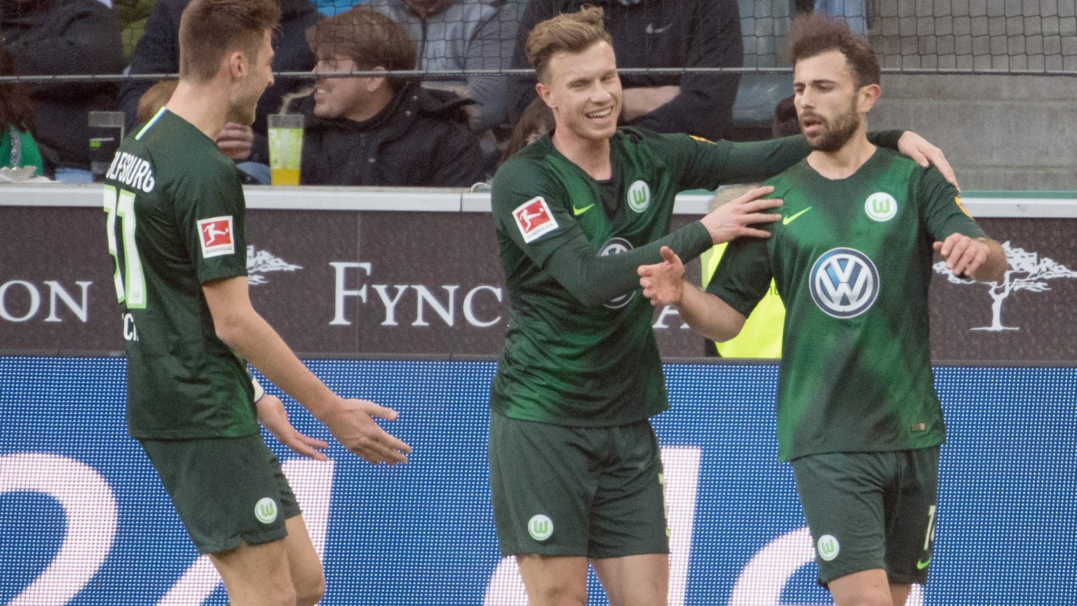 23.02.2019, Nordrhein-Westfalen, Mönchengladbach: Fußball: Bundesliga, Borussia Mönchengladbach - VfL Wolfsburg, 23. Spieltag. Die Wolfsburger Felix Klaus (l-r), Yannick Gerhardt und Admir Mehmedi fei ...