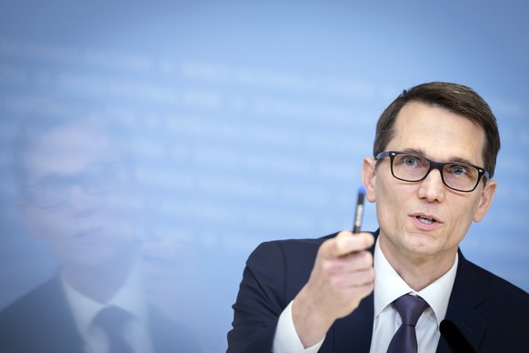 epa12404046 Swiss National Bank's (SNB) Chairman of the Governing Board Martin Schlegel speaks during a media briefing at the Swiss National Bank in Zurich, Switzerland, 25 September 2025. The SN ...