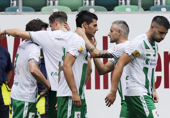 Danijel Aleksić (Mitte) schiesst St.Gallen mit einem Doppelpack zum Sieg.