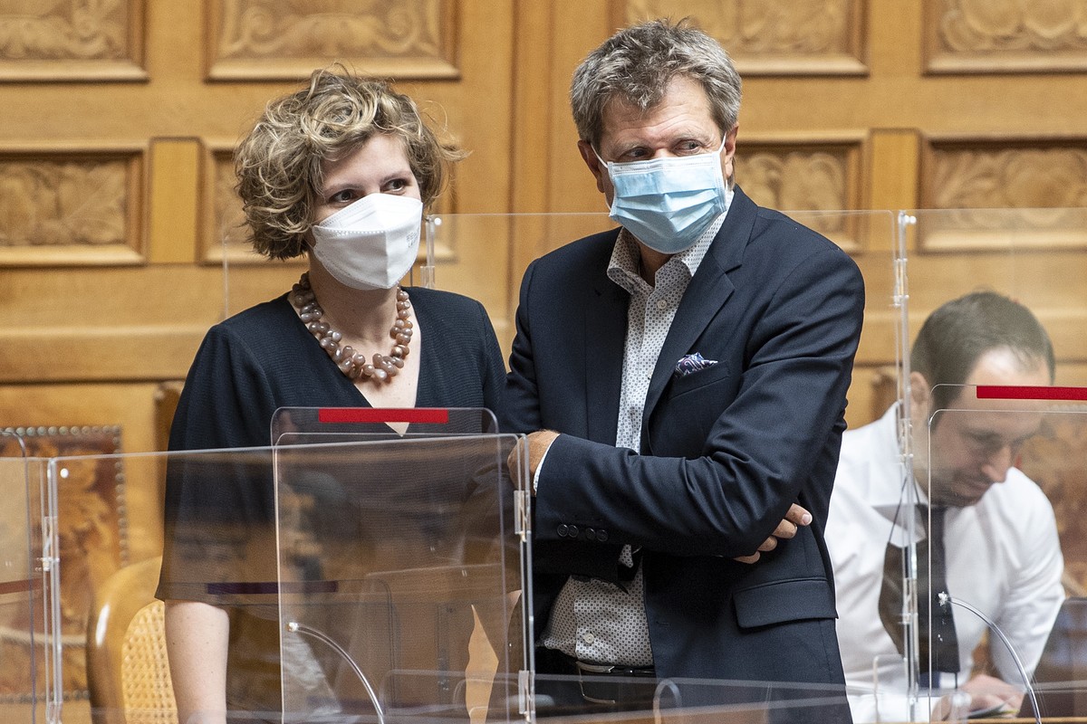 Die Nationalraete Melanie Mettler, GLP-BE, links, und Juerg Grossen, GLP-BE, diskutieren an der Sommersession der Eidgenoessischen Raete, am Mittwoch, 9. Juni 2021, in Bern. (KEYSTONE/Peter Schneider)
