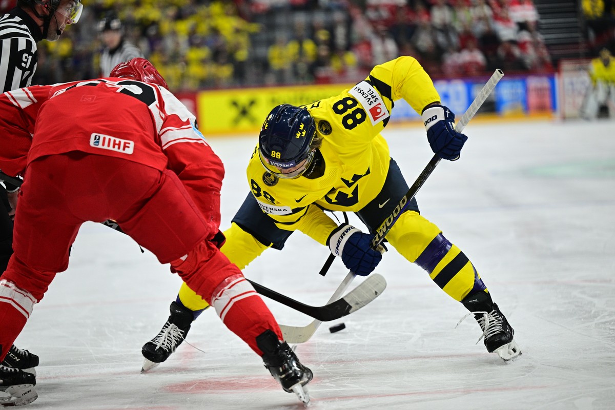 epa12133996 Sweden's William Nylander (#88) in action of the bronze medal match in the Ice Hockey World Championship between Sweden and Denmark at Avicii Arena in Stockholm, Sweden, 25 May 2025.  ...