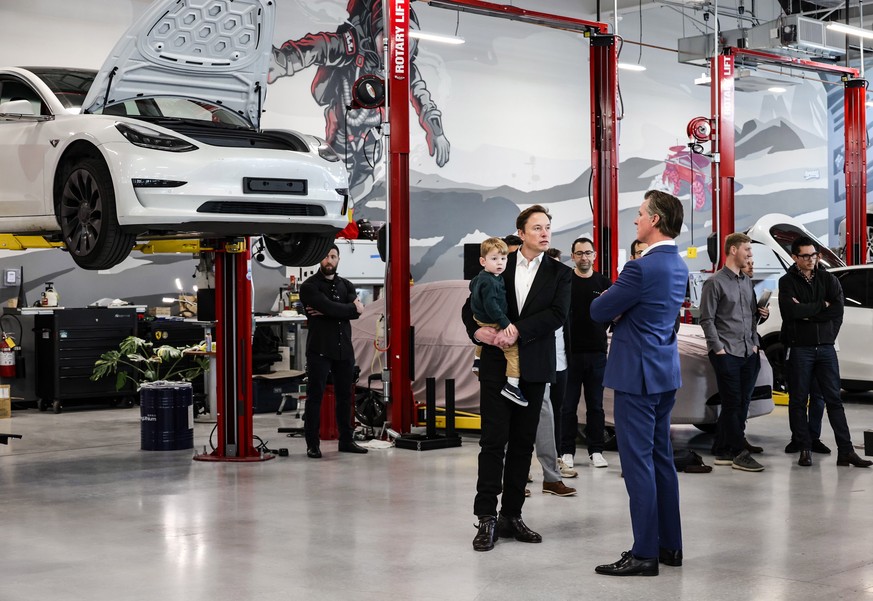 epa10484592 A handout photo made available by the office of the governor shows California Governor Gavin Newsom (R) talks with Tesla CEO Elon Musk (C) and Musk son, X ?