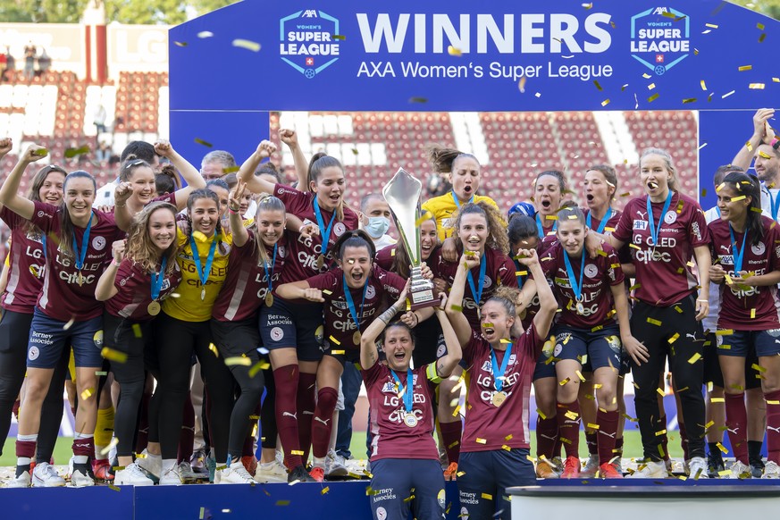 Les joueuses genevoise laissent eclater leur joie avec la coupe Suisse, lors du match de championnat suisse de football de la Super League feminine entre le Servette FC Chenois Feminin et le FC Basel  ...