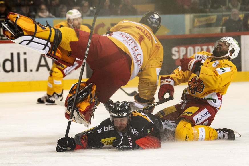 Berns, Tristan Scherwey, Mitte, kaempft um den Puck, gegen Biels, Goalie Jonas Hiller, links, und4Robbie Earl, rechts, waehrend dem siebten Playoff Halbfinalspiel der National League, zwischen dem SC  ...