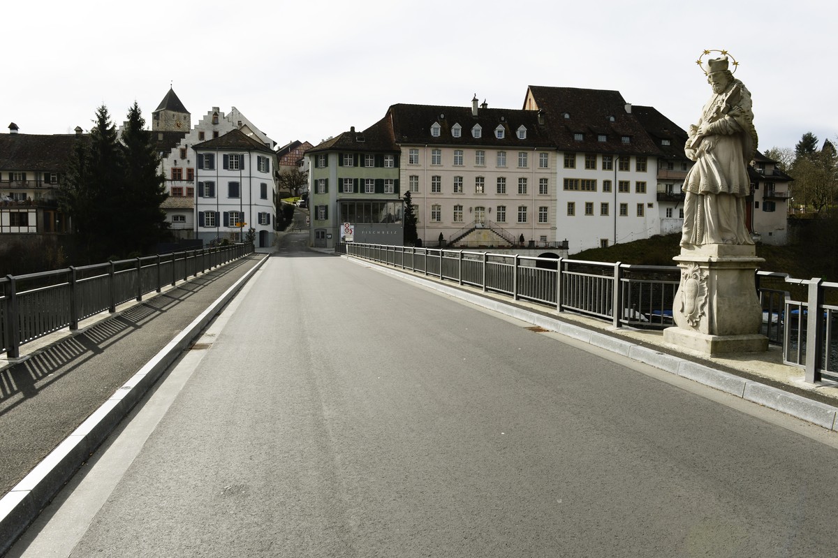 Kein Verkehr auf der Grenzbruecke ueber den Rhein zwischen dem deutschen Hohentengen und Kaiserstuhl in der Schweiz, aufgenommen am Montag, 10. Februar 2014, bei Kaiserstuhl. Das Schweizer Stimmvolk h ...