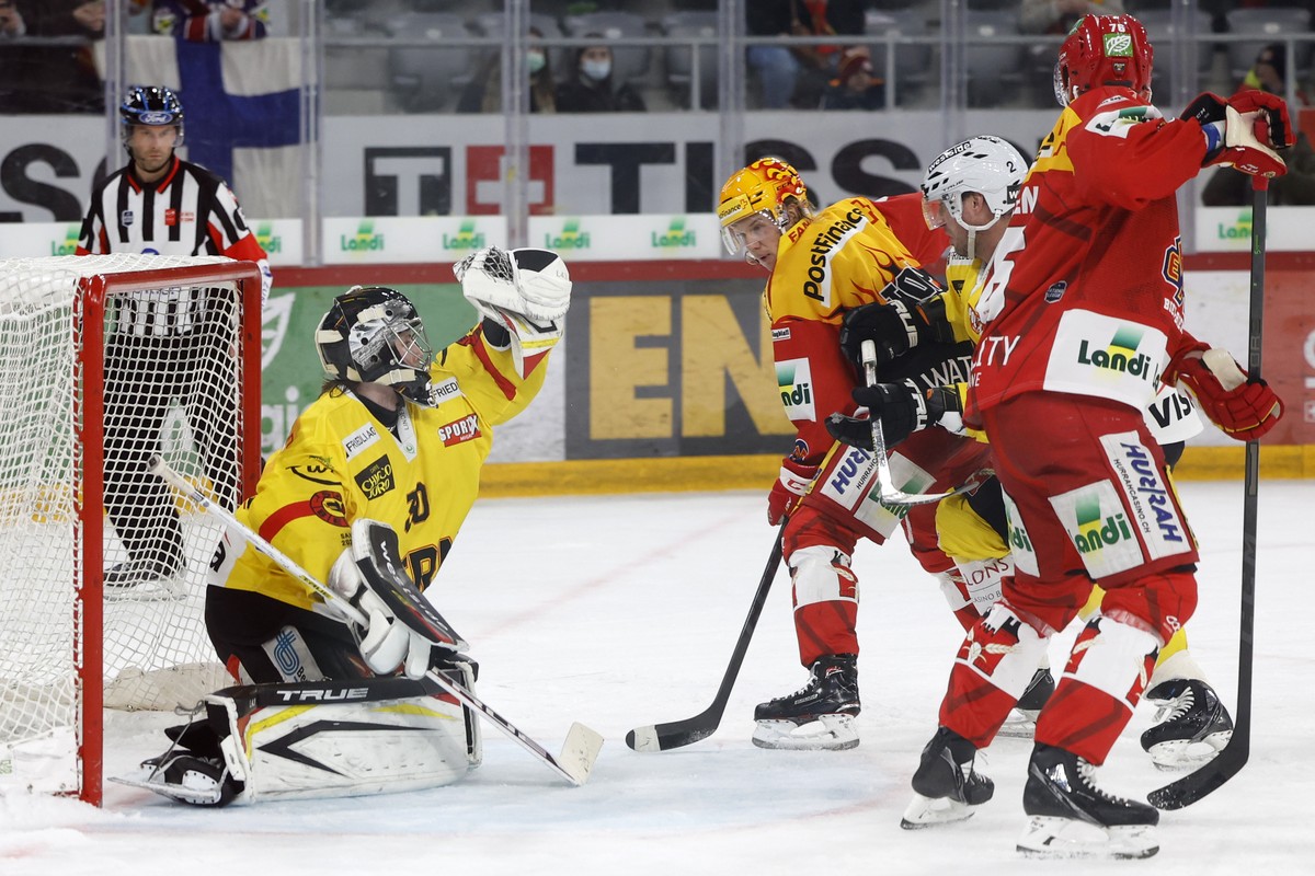 Der Bieler PostFinance Top Scorer Toni Rajala, rechts, vergibt eine Chance gegen Berns Torhueter Philip Wuethrich, im Eishockey Meisterschaftsspiel der National League zwischen EHC Biel und SC Bern, a ...