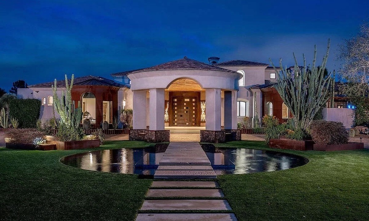 Crazy Villa in Gilbert Arizonafür 20 millionen dollar https://www.zillow.com/homedetails/21423-S-147th-St-Gilbert-AZ-85298/59261224_zpid/