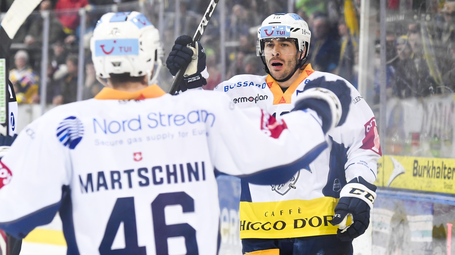 Zugs 2-2 Torschuetze Raphael Diaz, rechts, und Lino Martschini, beim Eishockey-Qualifikationsspiel der National League zwischen dem HC Davos und dem EV Zug, am Donnerstag, 30. Januar 2020, im Eisstadi ...