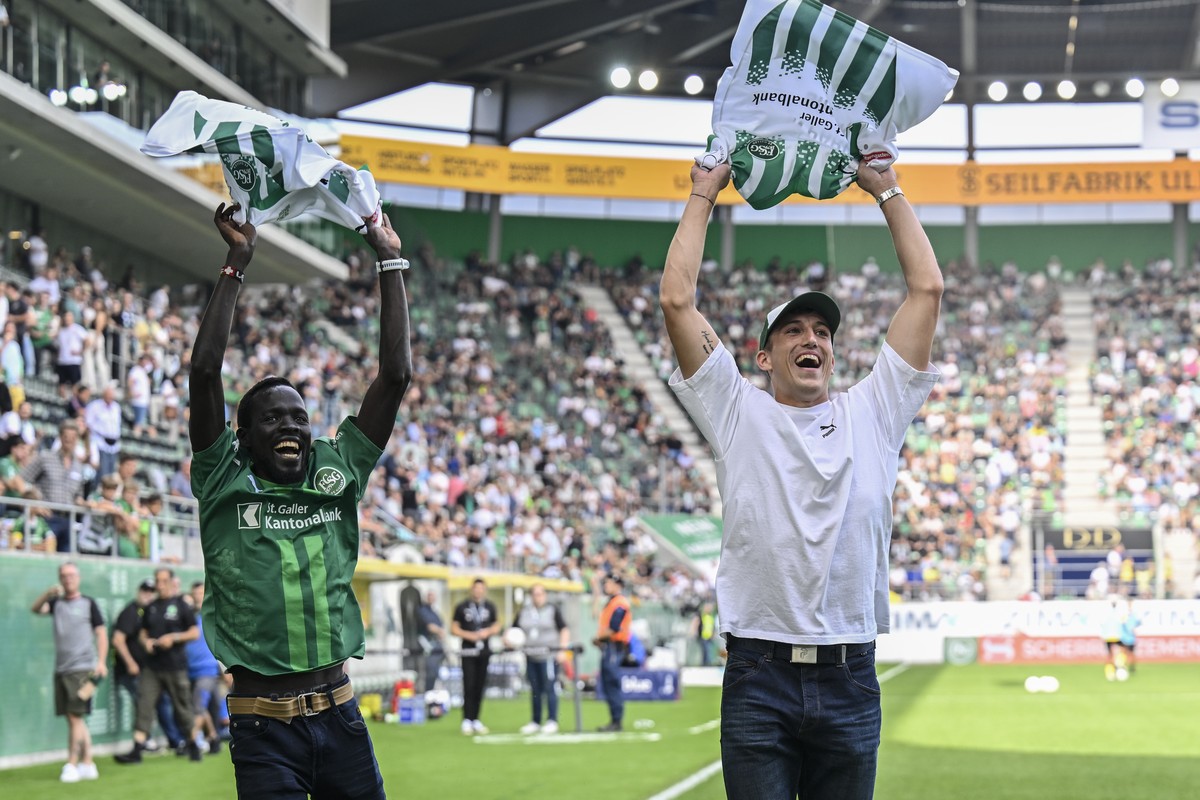Leichtathlet Dominic Lobalu, links, und Zehnkaempfer Simon Ehammer, jubeln mit dem Espenblocks und ihren Trikots als Geschenk des Clubs im Hinblick auf die olympischen Spiele in Paris, im Fussball Mei ...
