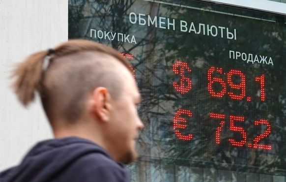 epa10014443 A man walks past a currency exchange office with a screen displaying the exchange rates of Euro and U.S. Dollar to Russian Rubles in Moscow, Russia, 15 June 2022. The Russian Ruble continues to strengthen against other currencies and has reached 56,66 for the U.S. Dollar and 59,12 for the Euro.  EPA/MAXIM SHIPENKOV