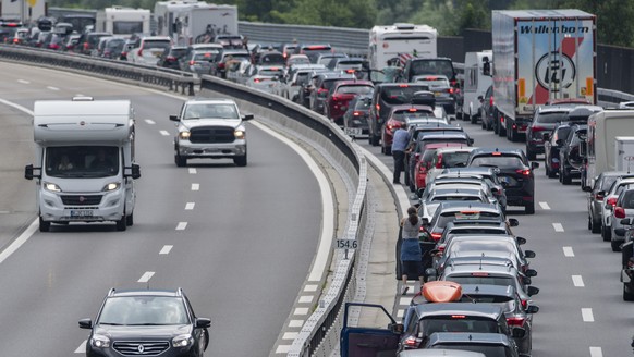 Der Reiseverkehr von dem Gotthard Tunnel in Richtung Sueden zwischen Goeschenen und Erstfeld staute sich bis auf 15 Km laenge, am Samstag, 23. Juli 2022 in Erstfeld.(KEYSTONE/Urs Flueeler).