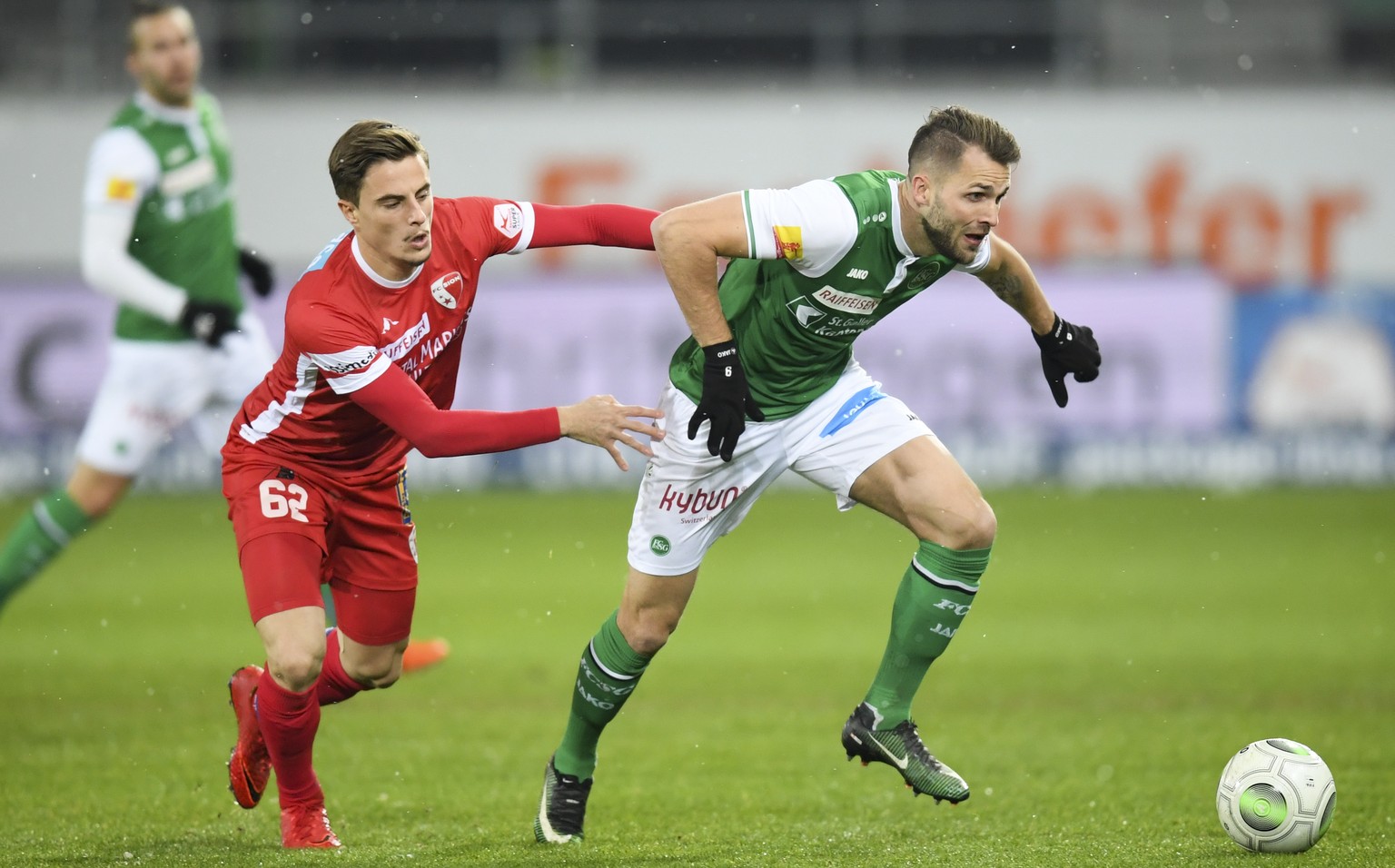 Der St. Galler Roman Buess, rechts, gegen den Sittener Quentin Maceiras, im Fussball Super League Spiel zwischen dem FC St. Gallen und dem FC Sion, am Samstag, 16. Dezember 2017, im Kybunpark in St. G ...