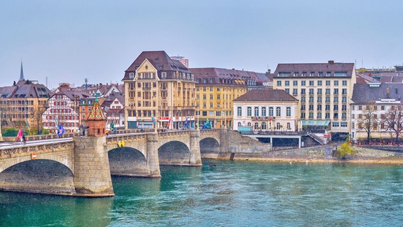 BASEL, SWITZERLAND - APRIL 1, 2022: New Town side of Basel and Mittlere Brucke on rainy day, on April 1 in Basel, Switzerland xkwx Altstadt kleinbasel, Basel, Helvetia, Kappelijoch, Middle Bridge, Mit ...