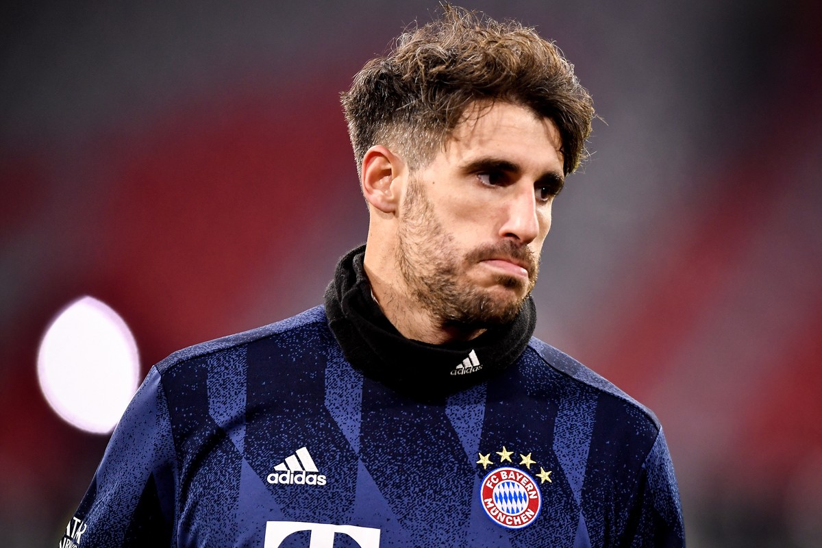 epa08864495 Bayern's Javi Martinez reacts as he warms up prior to the German Bundesliga soccer match between FC Bayern Munich and RB Leipzig at Allianz Arena in Munich, Germany, 05 December 2020. ...