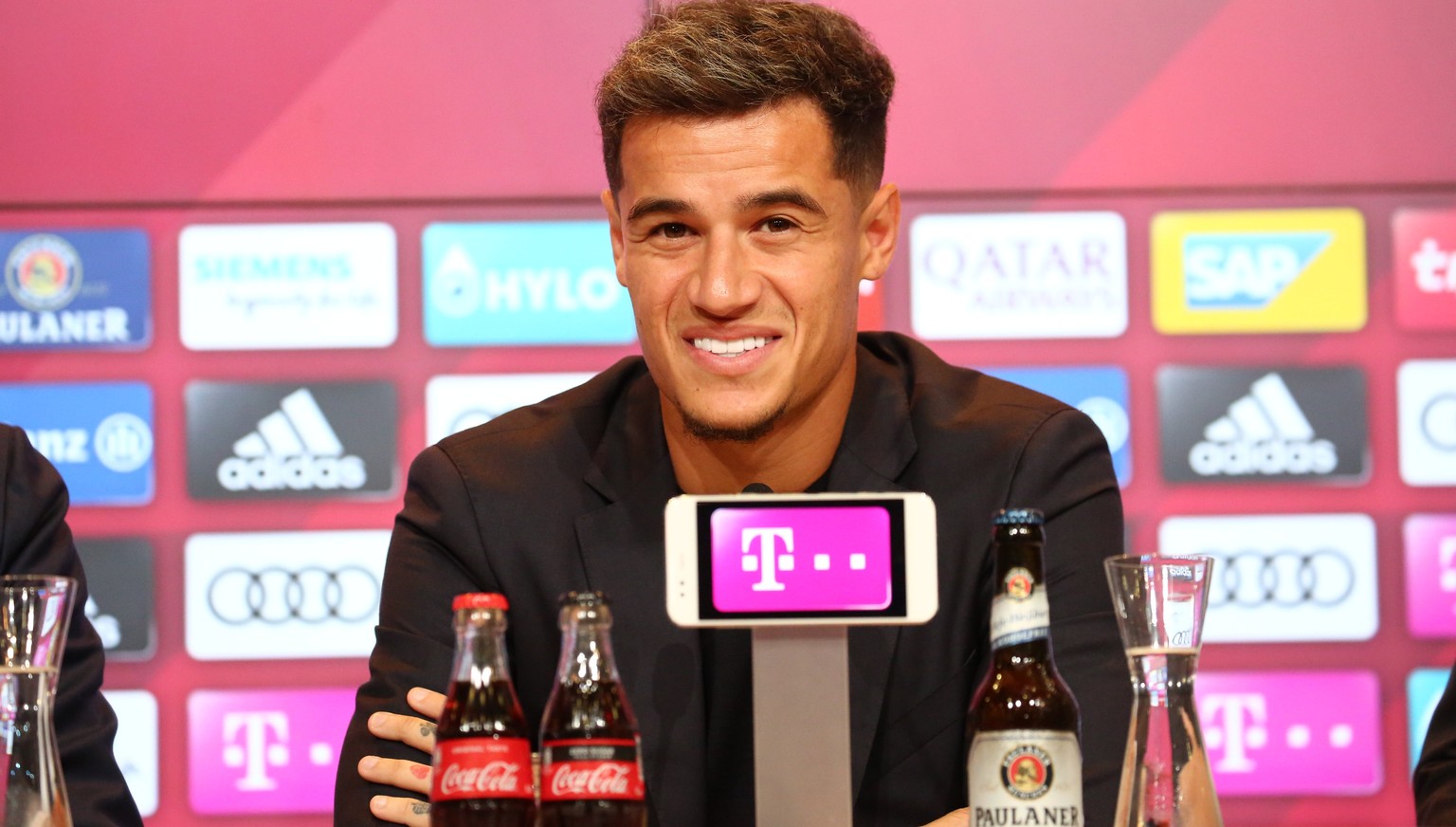 Coutinho wirkt an seiner Vorstellung noch etwas schüchtern, hat aber stets ein Lächeln im Gesicht.