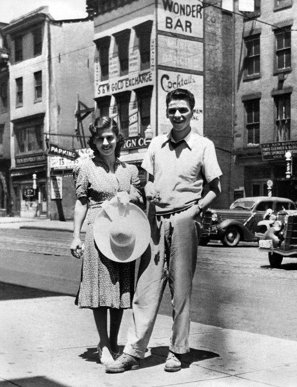 Nancy Barbato &amp; Frank Sinatra Singer With 1st Wife 01 June 1939 Frank Sinatra 1939 mit Ehefrau Nr. 1, Nancy Barbato / Personen, Ehepaar, married, verheiratet PUBLICATIONxINxGERxSUIxAUTxONLY Copyri ...