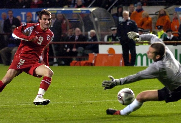 JAHRESRUECKBLICK 2005 - SPORT - NACH DEM IRLAND SPIEL MUSS DIE SCHWEIZ IN DIE BARRAGE: Alex Frei scheitert mit der besten Schweizer Torchance am irischen Torhueter Shay Given, rechts, beim Fussball WM ...