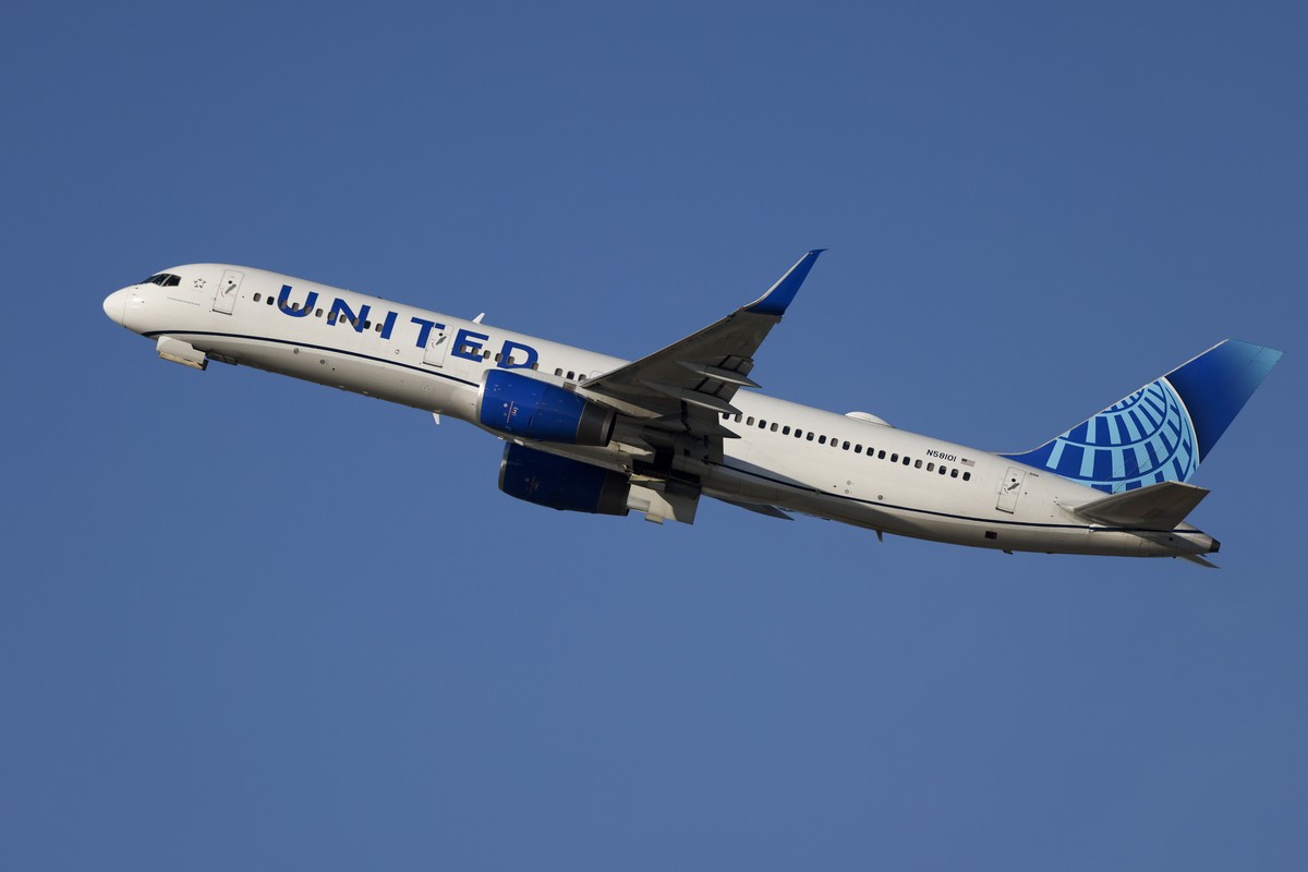 epa11006571 United Airlines Boeing 757-224 takes off from the Los Angeles International Airport, in Los Angeles, California, USA, 01 December 2023. The Transportation Security Administration reported  ...