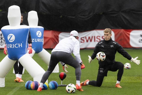 Torhueter Pascal Loretz und Torhuetertrainer Patrick Foletti in Aktion im Training der Schweizer Fussball Nationalmannschaft im Vorbereitungscamp zur Europameisterschaft, am Montag, 3. Juni 2024, in S ...