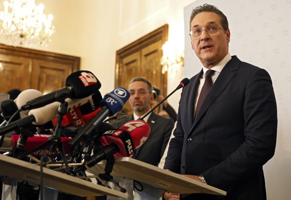 epa07580315 Austria's Vice-Chancellor Heinz Christian Strache (R) of the Austrian Freedom Party (FPOe) gives a statement to journalists as Interior Minister Herbert Kickl (C) listens in the Ministry o ...
