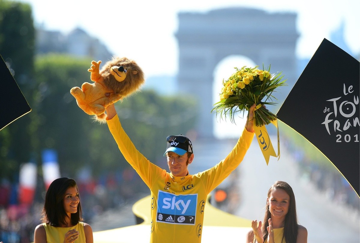 epa03314648 Sky procycling team rider Bradley Wiggins of Britain celebrates his overall victory on the podium after the 20 th and final stage of the Tour de France cycling race from Rambouillet to Par ...