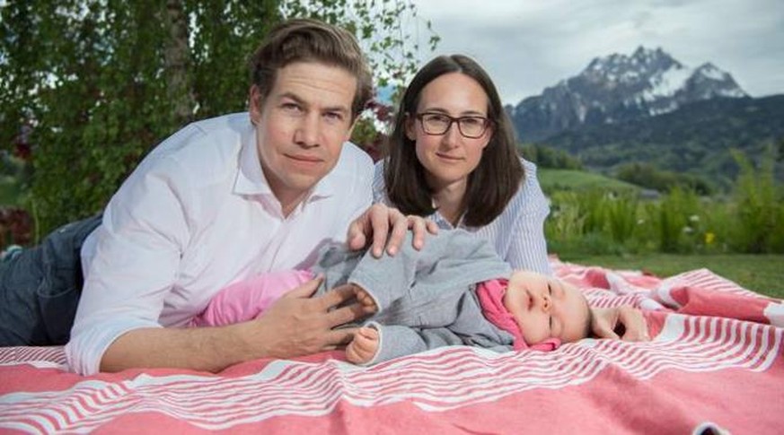Mario und Alexandra Schenkel mit ihrer Tochter Valeria daheim im Garten – am Freitag startet das Crowdfunding «Rette Valeria».